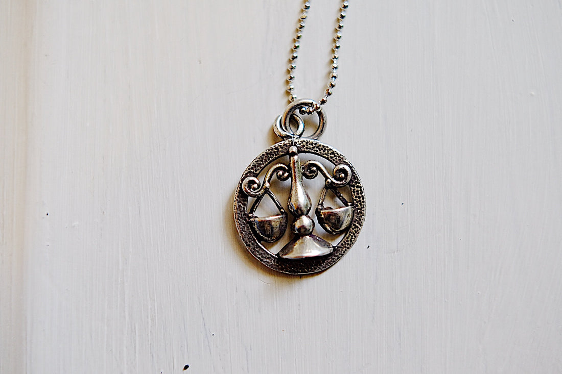 Collana con medaglietta vintage segno zodiacale