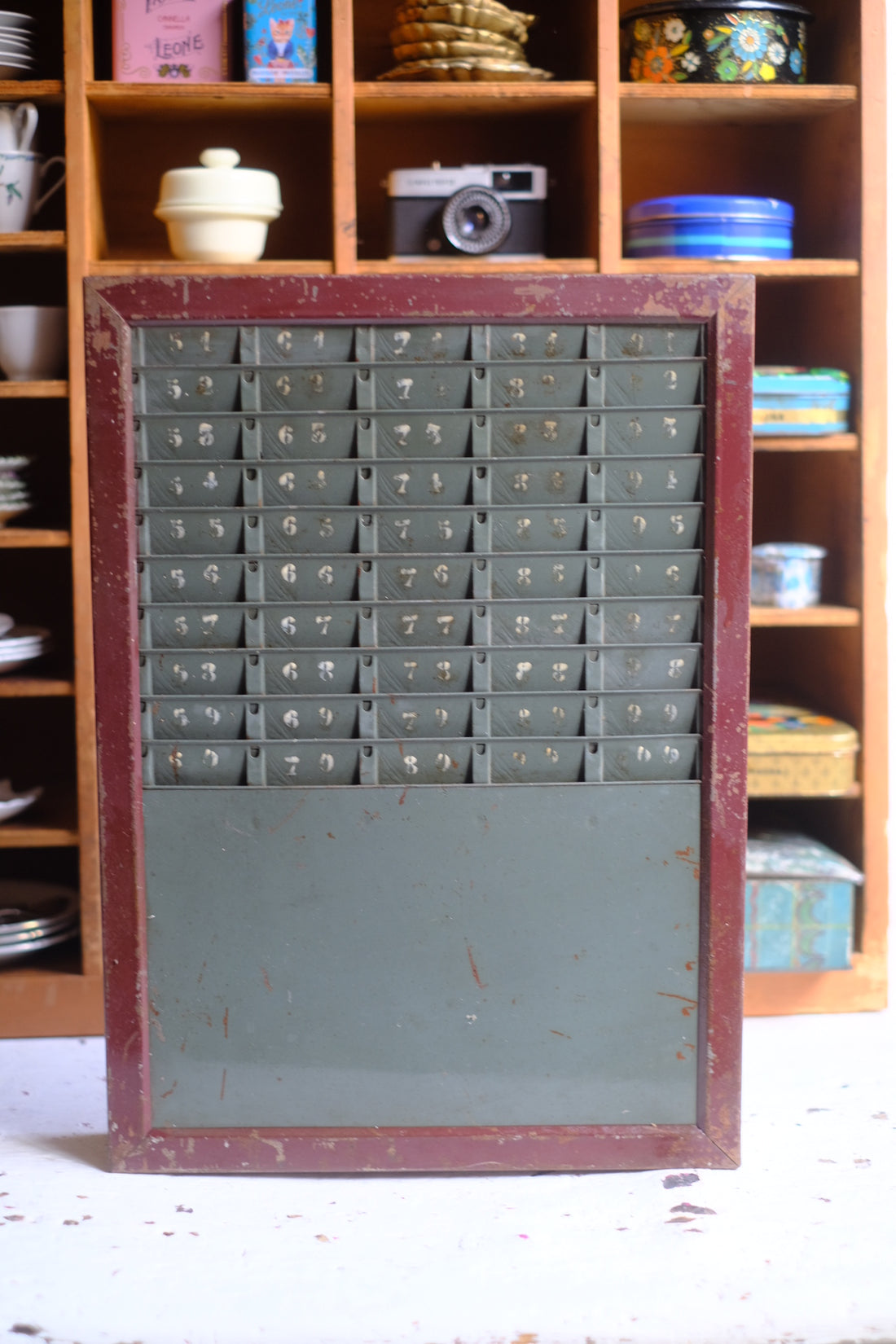 Porta cartellini in stile industriale francese con scomparti numerati e cornice bordeaux