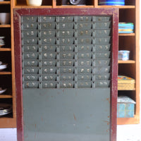 Porta cartellini in stile industriale francese con scomparti numerati e cornice bordeaux